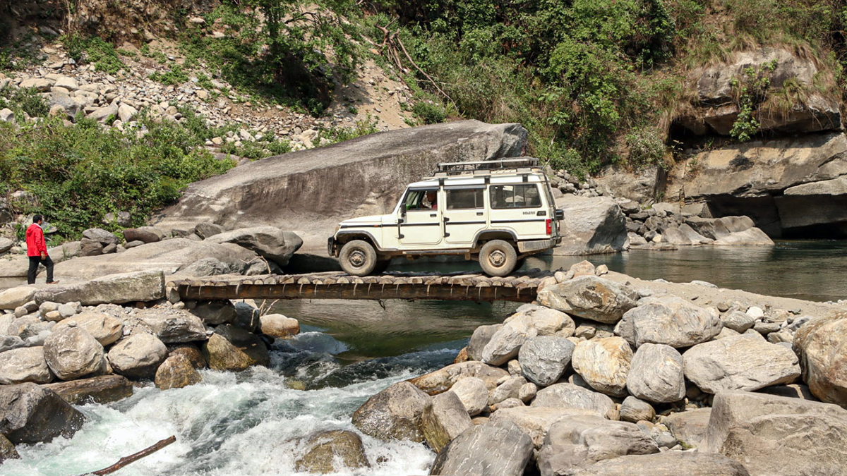 काठेपुलमा जोखिमपूर्ण यात्रा